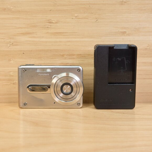 Casio Exilim EX-S100 / Ultra Slim 3.2MP Digital Camera / Credit Card Size - Picture 2 of 9